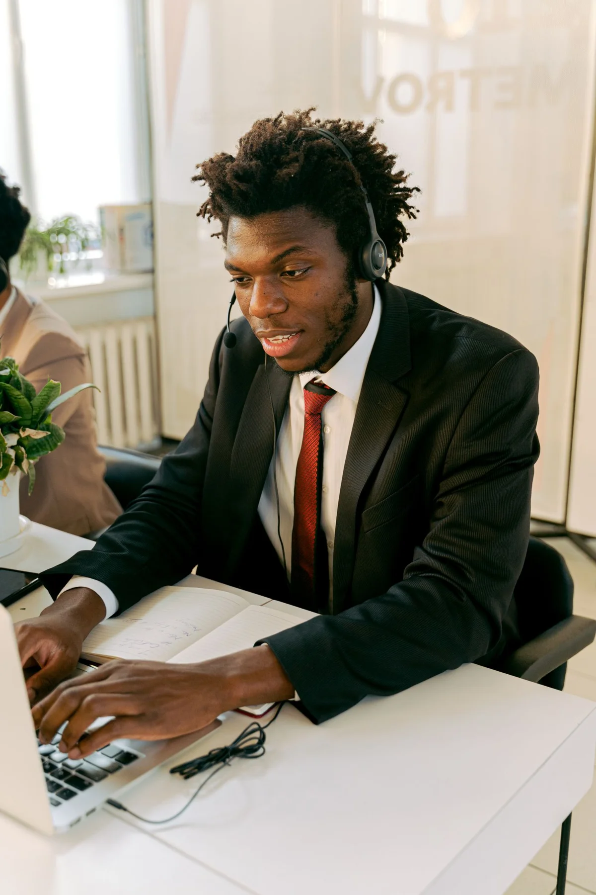 Un professionnel utilisant un ordinateur et un casque